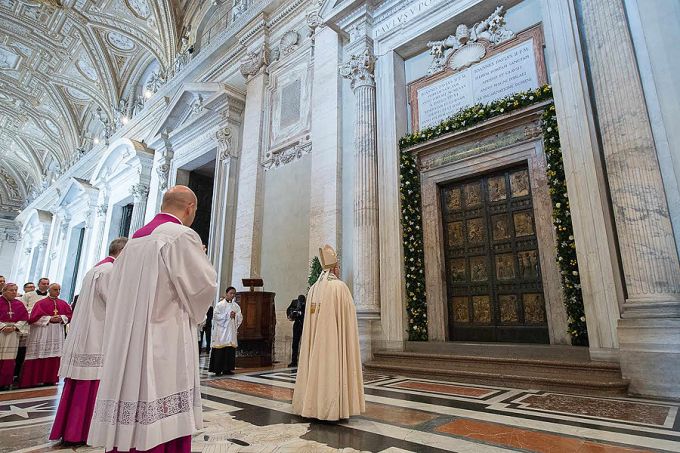 Pope_Francis_before_the_Holy_Door_of_St_Peters_Basilica_during_the_convocation_of_the_Jubilee_of_Mercy_April_11_2015_Credit_LOsservatore_Romano